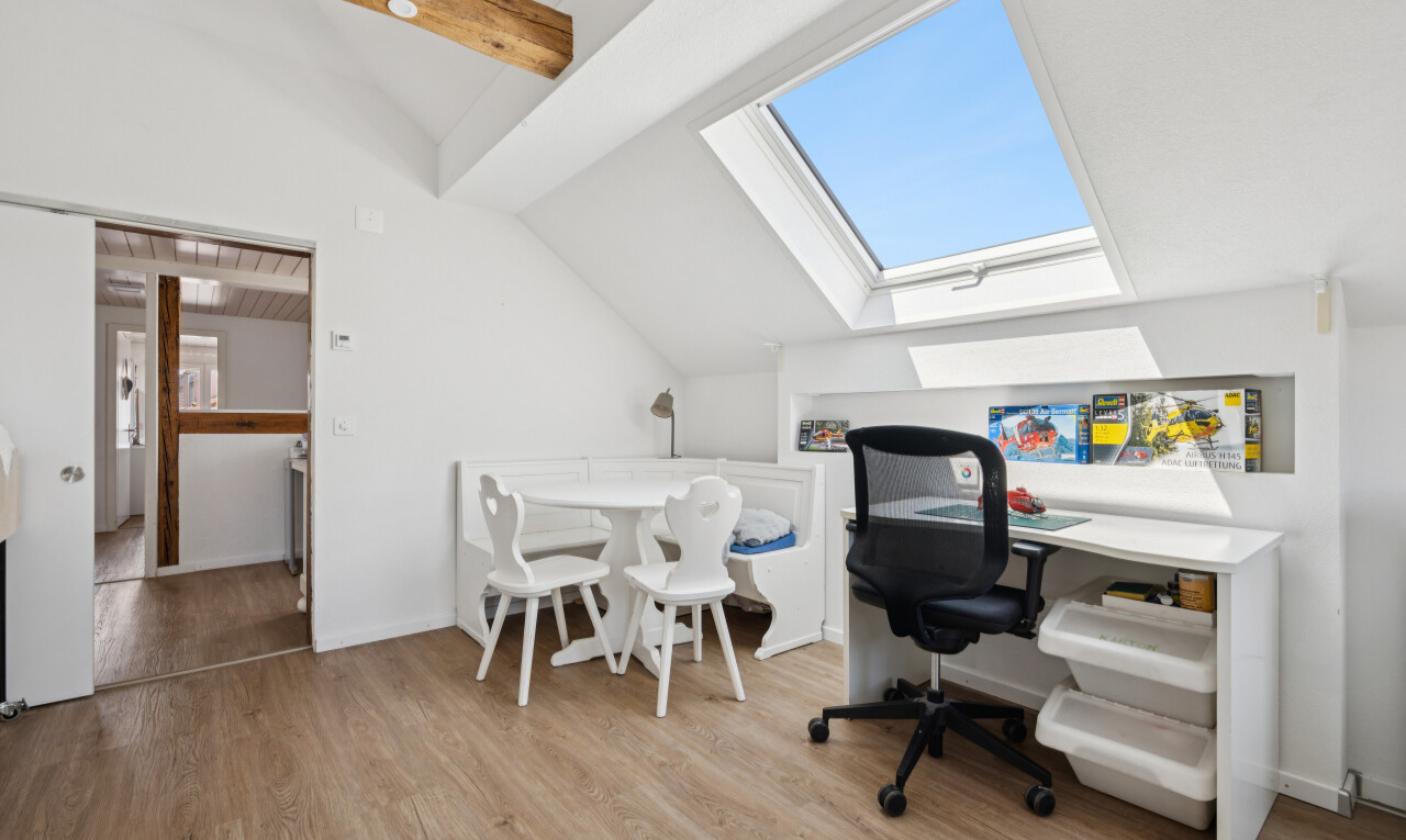 büro mit dachfenster, vaulted ceiling, dachschräge, wood finish floor, und holzfußboden