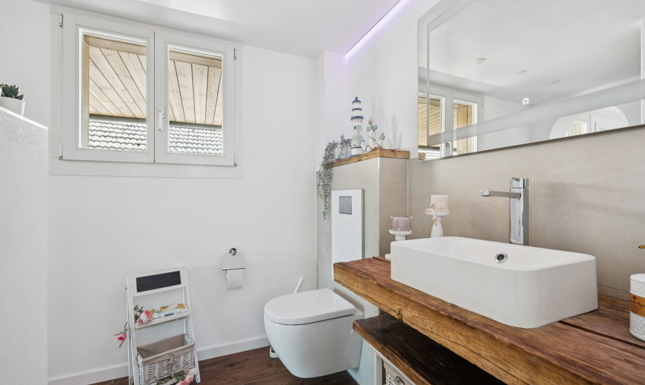 bad mit waschbecken, holzfußboden, wood finish floor, dark floor, und gipskartonwand
