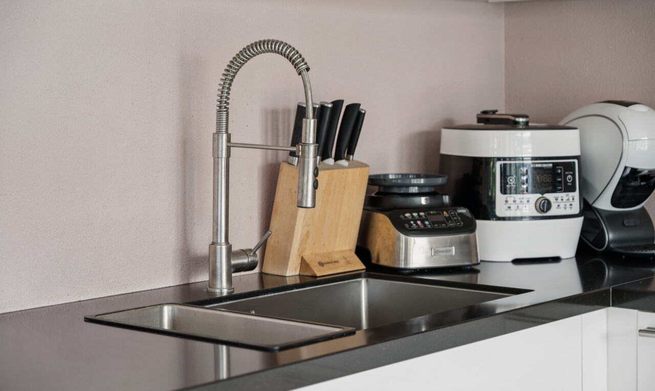 einzelheiten mit waschbecken, weiße schränke, white cabinets, arbeitsplatten, und dark countertops