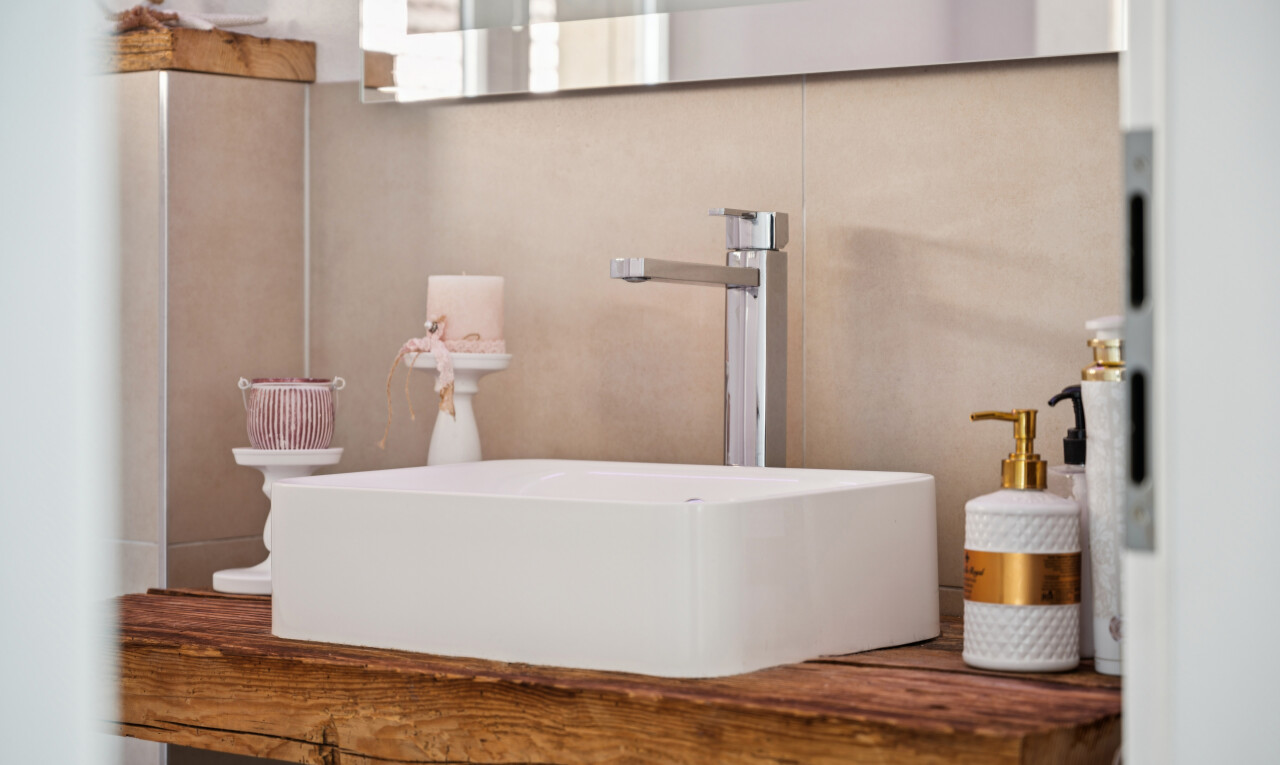 einzelheiten mit bathroom, waschbecken, wall, interior, und schminktisch