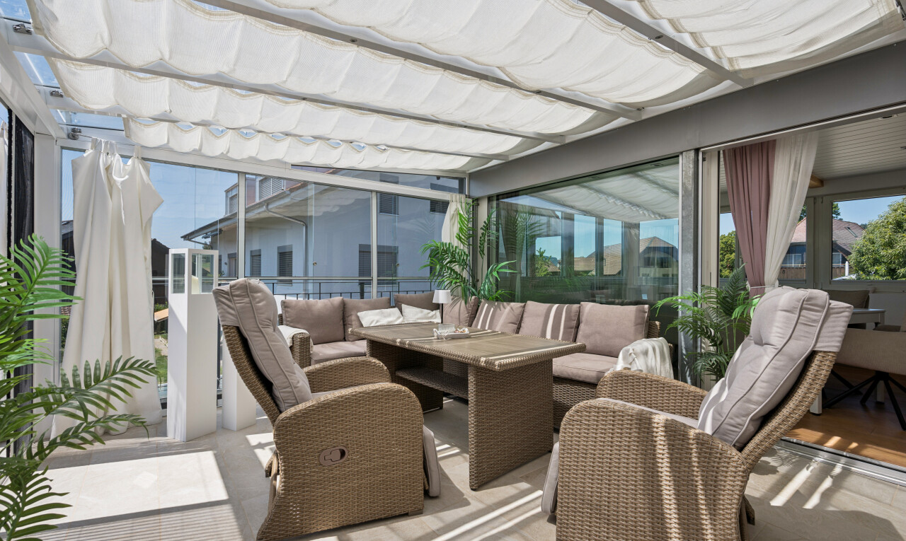 terrasse mit day time und wohnraum im freien