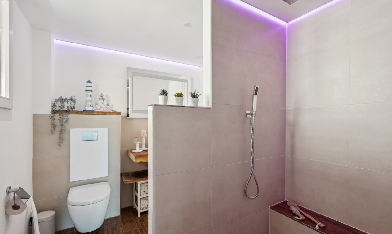 bad mit dusche, komplettes badezimmer, wood finish floor, holzfußboden, und inside property