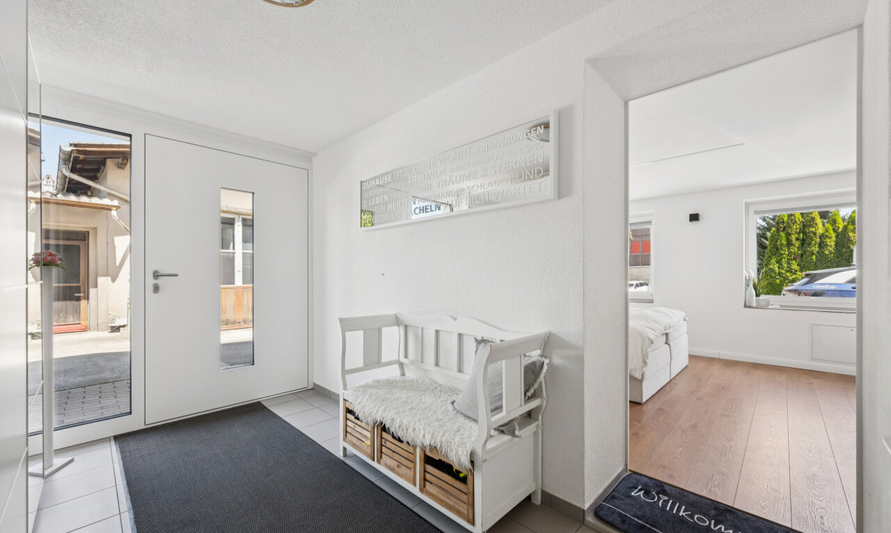 zimmer / schlafzimmer mit gipskartonwand, drywall, inside property, natürliches licht, und fliesenboden