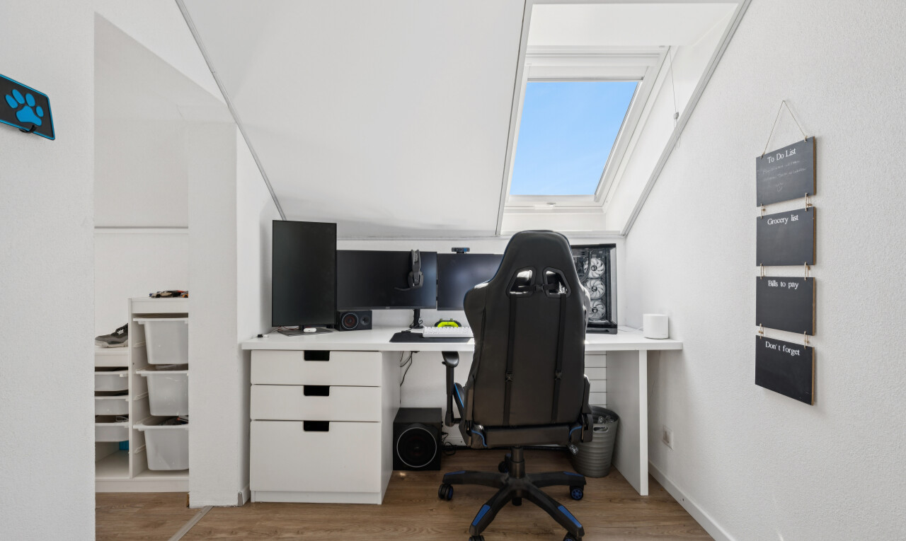 büro mit dachfenster, holzfußboden, wood finish floor, fernseher, und gipskartonwand