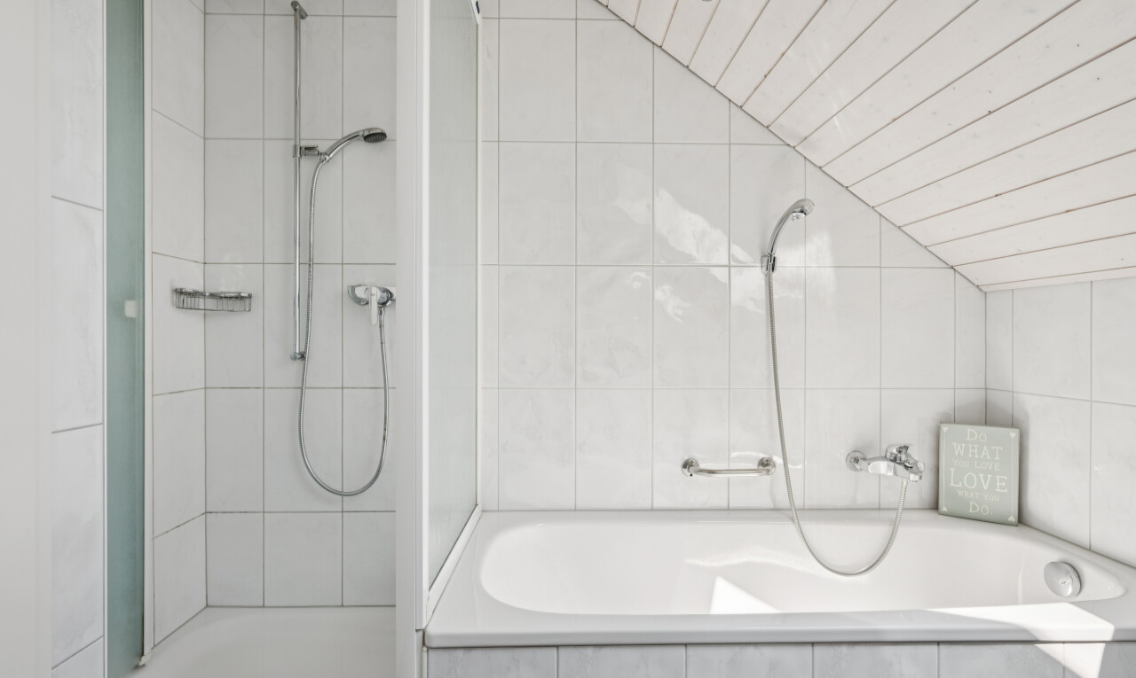 bad mit fliesenwand, tile wall, dachschräge, vaulted ceiling, und komplettes badezimmer