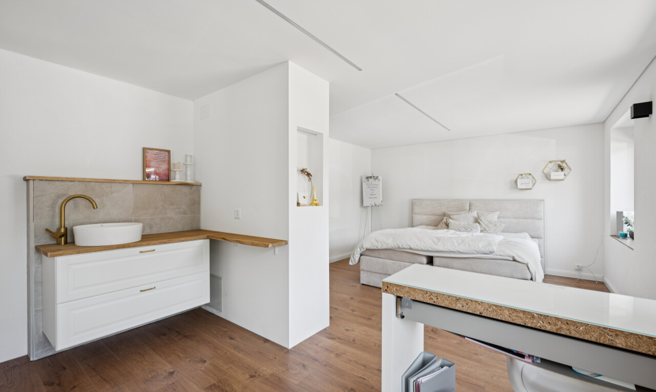 zimmer / schlafzimmer mit holzfußboden, wood finish floor, gipskartonwand, drywall, und inside property