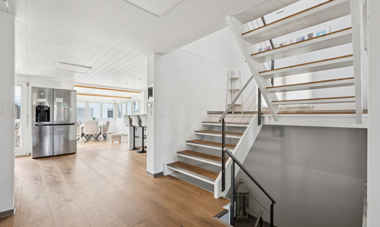 treppe mit wood finish stairs, holzfußboden, wood finish floor, treppen, und inside property