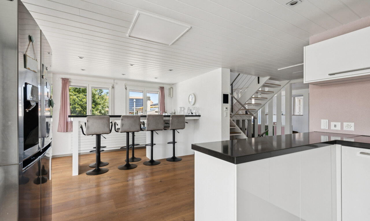 küche mit kühlschrank, white cabinets, weiße schränke, treppen, und kitchen peninsula