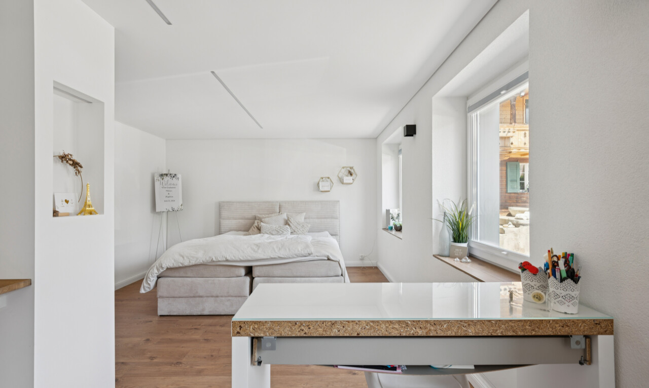 zimmer / schlafzimmer mit holzfußboden, wood finish floor, inside property, gipskartonwand, und drywall