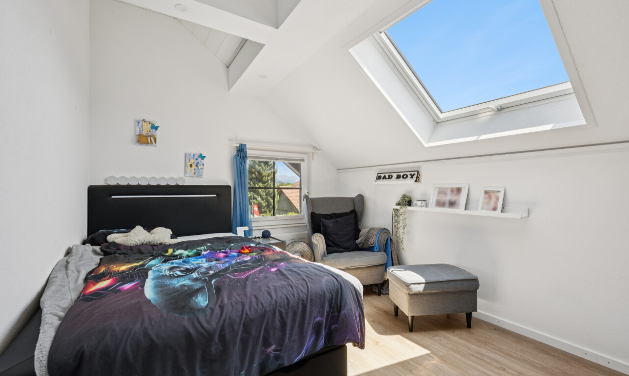 zimmer / schlafzimmer mit dachfenster, dachschräge, vaulted ceiling, gipskartonwand, und drywall