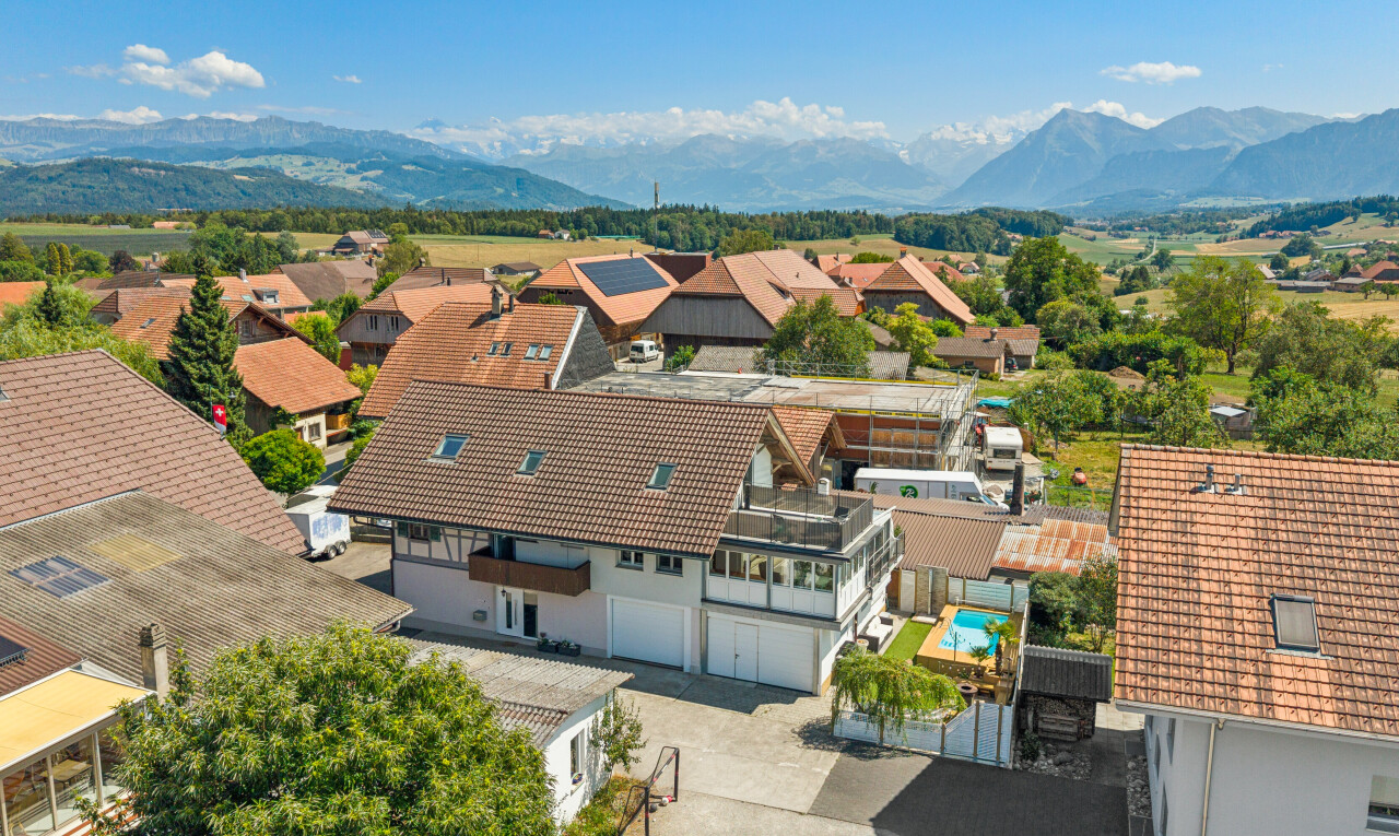 außenansicht mit ziegeldach, auffahrt, mountain view, blick auf die berge, und day time