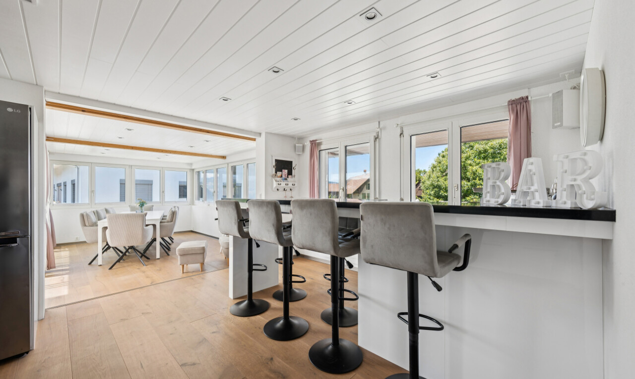 küche mit natürliches licht, wood finish floor, holzfußboden, einbauleuchten, und kitchen bar