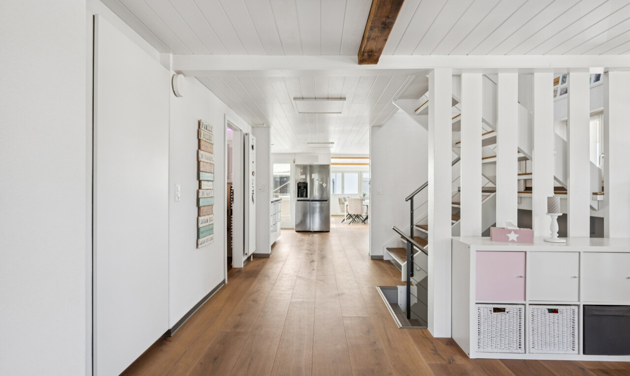 halle / korridor mit treppen, balkendecke, beamed ceiling, holzfußboden, und wood finish floor