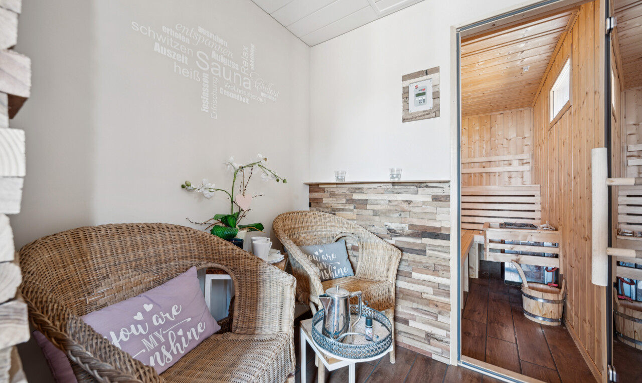wohnzimmer mit holzfußboden, wood finish floor, gipskartonwand, drywall, und inside property
