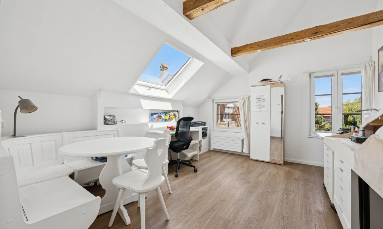 büro mit dachfenster, dachschräge, vaulted ceiling, natürliches licht, und balkendecke