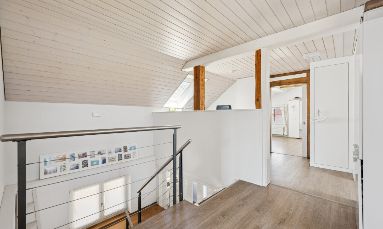 treppe mit treppen, obergeschoss-podest, wood finish floor, holzfußboden, und inside property