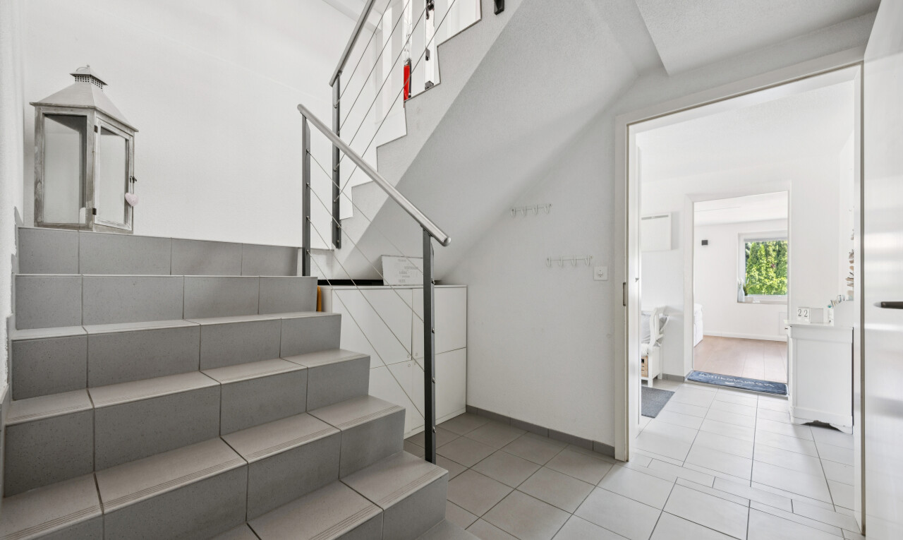 treppe mit treppen, gipskartonwand, drywall, inside property, und natürliches licht