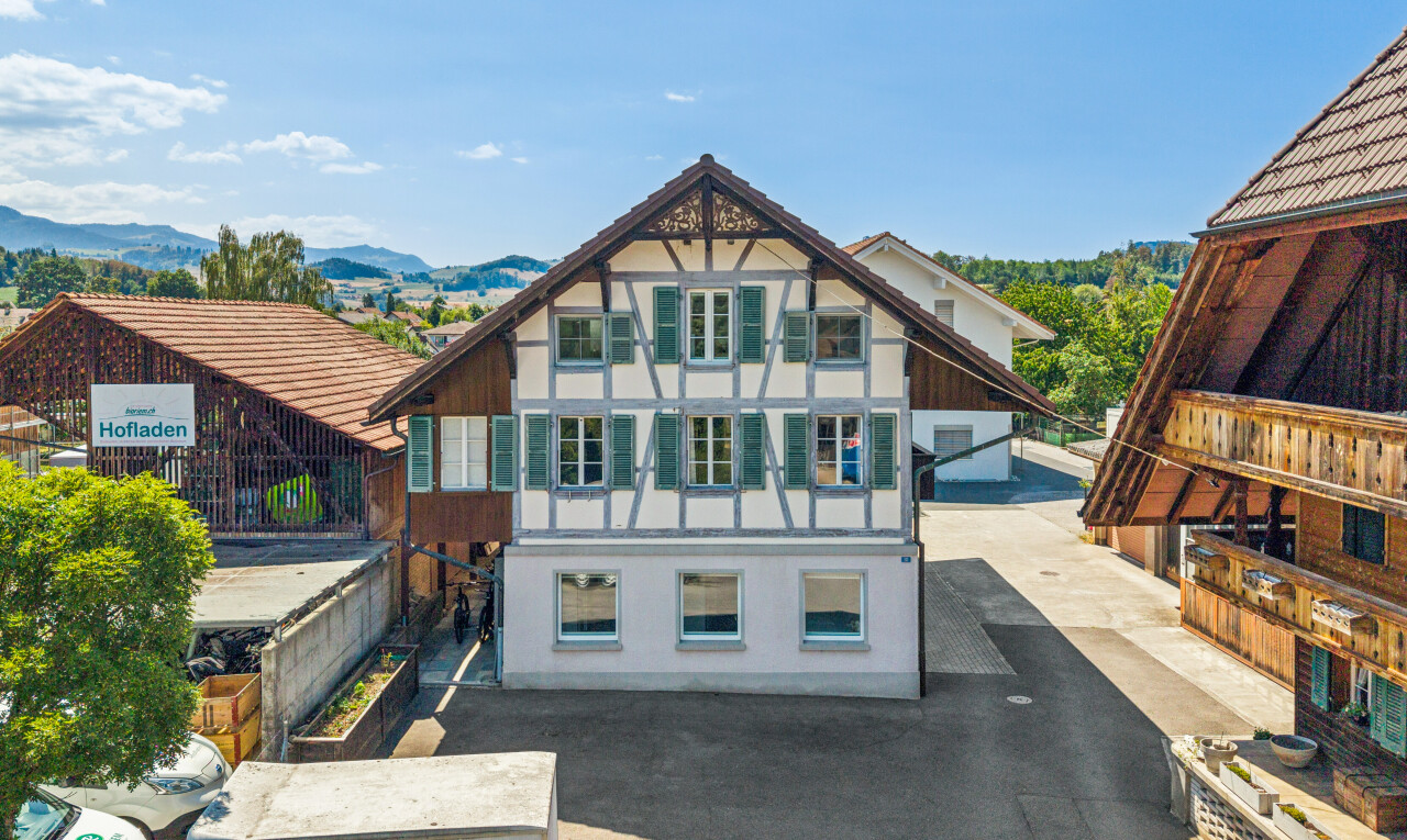 außenansicht mit drone view, day time, parkplatz, und property visible