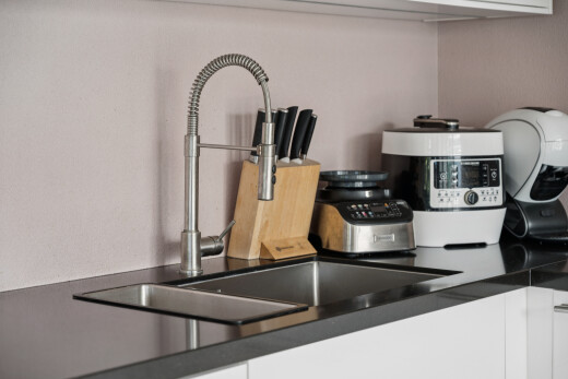einzelheiten mit waschbecken, weiße schränke, white cabinets, arbeitsplatten, und dark countertops