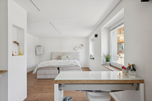 zimmer / schlafzimmer mit holzfußboden, wood finish floor, inside property, gipskartonwand, und drywall