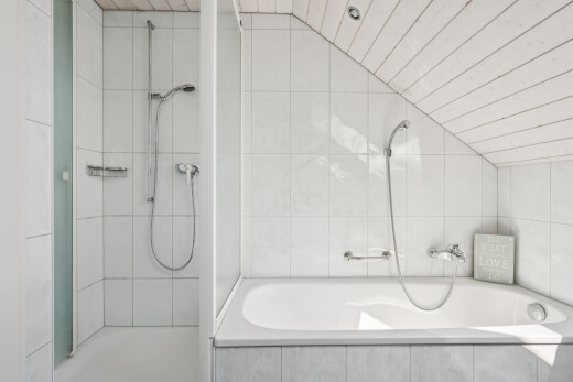 bad mit fliesenwand, tile wall, dachschräge, vaulted ceiling, und komplettes badezimmer