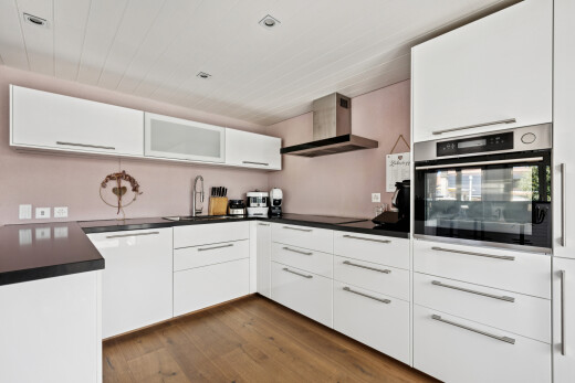 küche mit dunstabzugshaube, ofen, white cabinets, weiße schränke, und holzfußboden