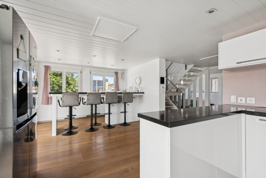 küche mit kühlschrank, white cabinets, weiße schränke, treppen, und kitchen peninsula