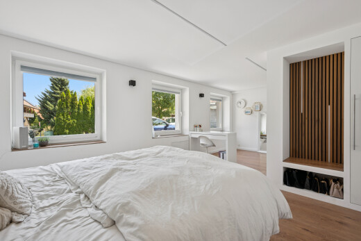 zimmer / schlafzimmer mit holzfußboden, wood finish floor, natürliches licht, inside property, und gipskartonwand