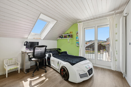 zimmer / schlafzimmer mit dachfenster, außenzugang, wood finish floor, holzfußboden, und vaulted ceiling