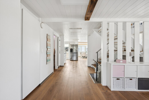 halle / korridor mit treppen, balkendecke, beamed ceiling, holzfußboden, und wood finish floor