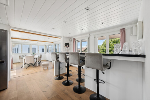 küche mit natürliches licht, wood finish floor, holzfußboden, einbauleuchten, und kitchen bar