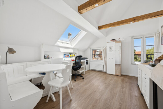 büro mit dachfenster, dachschräge, vaulted ceiling, natürliches licht, und balkendecke