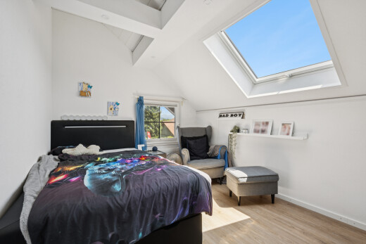 zimmer / schlafzimmer mit dachfenster, dachschräge, vaulted ceiling, gipskartonwand, und drywall