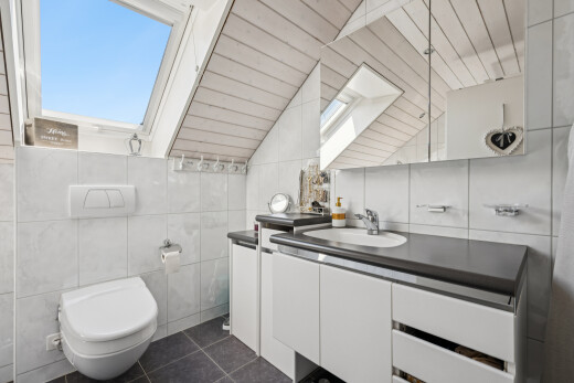 bad mit tile wall, fliesenwand, dark floor, schminktisch, und waschbecken