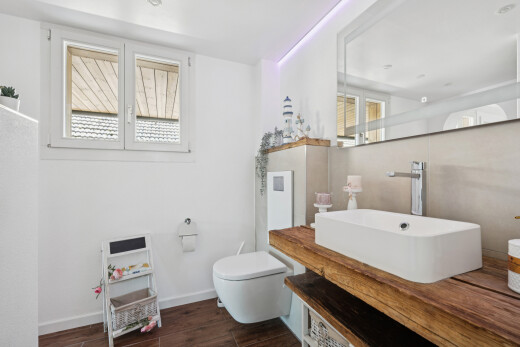 bad mit waschbecken, holzfußboden, wood finish floor, dark floor, und gipskartonwand
