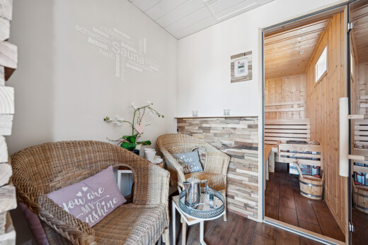 wohnzimmer mit holzfußboden, wood finish floor, gipskartonwand, drywall, und inside property