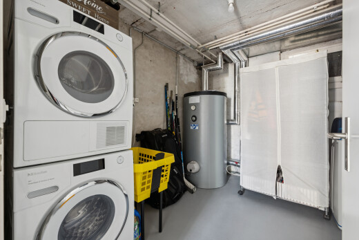 wäschekammer mit concrete wall, betonmauer, wäscherei, wasserkocher, und concrete floor