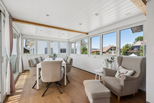 esszimmer mit natürliches licht, wintergarten, einbauleuchten, high end ceiling, und holzfußboden