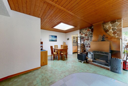 salon / salle à manger avec inside property, wood ceiling, plafond en bois, natural light, et lumière naturelle