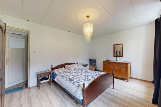 chambre avec wood finish floor, sol en finition bois, inside property, drywall, et cloison sèche