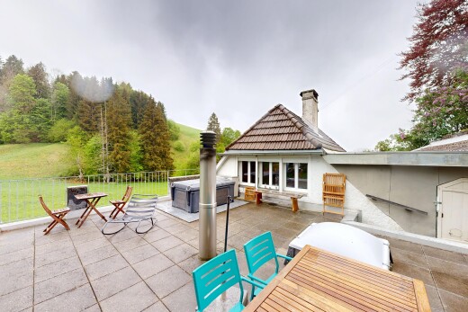 terrasse avec terrasse, overcast, from property, bain à remous, et coin repas extérieur