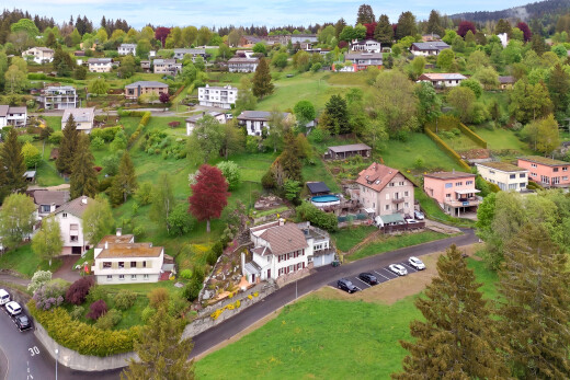 façade avec day time, residential view, vue résidentielle, et aerial view