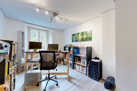 bureau avec espace bureau, cloison sèche, drywall, inside property, et lumière naturelle