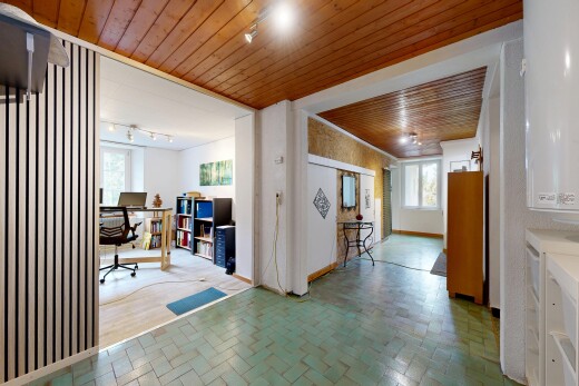 couloir avec wood ceiling, plafond en bois, inside property, espace bureau, et track lighting