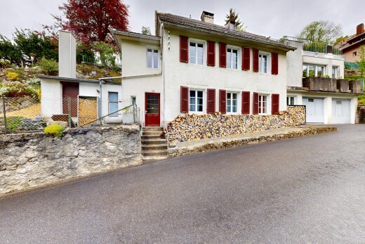 façade avec overcast, cheminée, garage, et bardage en stuc