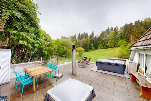 terrasse avec bain à remous, coin repas extérieur, from property, overcast, et clôture
