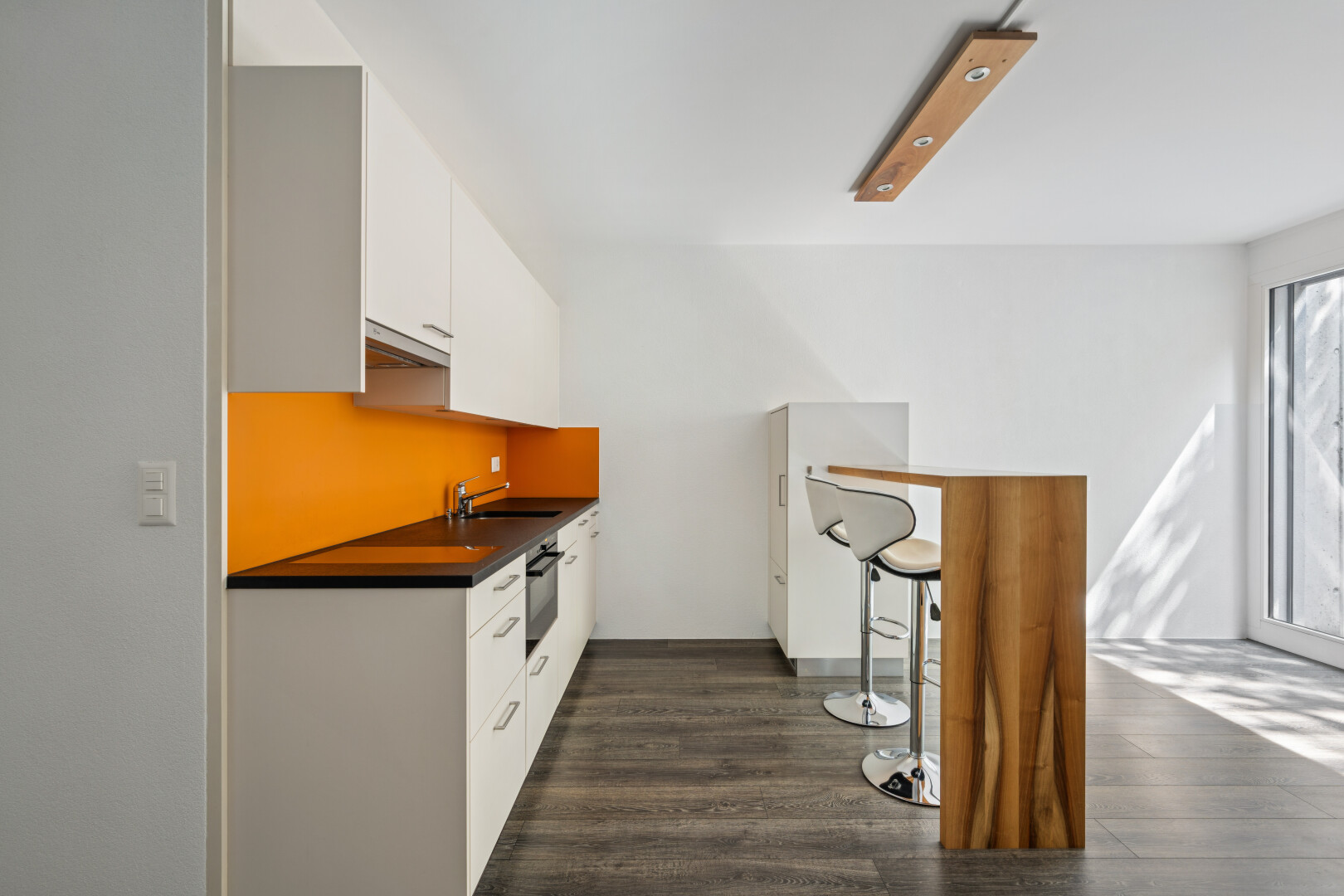 küche mit arbeitsplatten, dark countertops, holzfußboden, wood finish floor, und dark floor