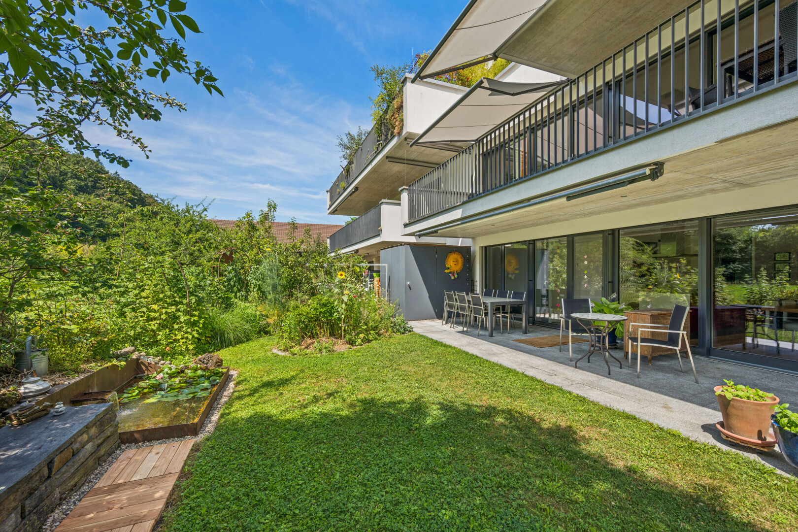 garten mit balkon, terrasse, from property, rasen, und day time