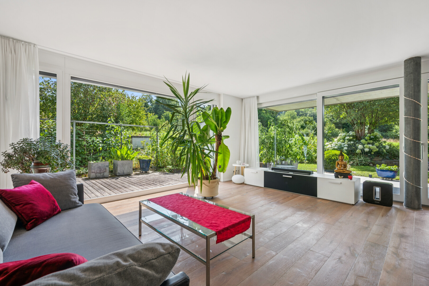 wohnzimmer mit inside property, holzfußboden, und wood finish floor