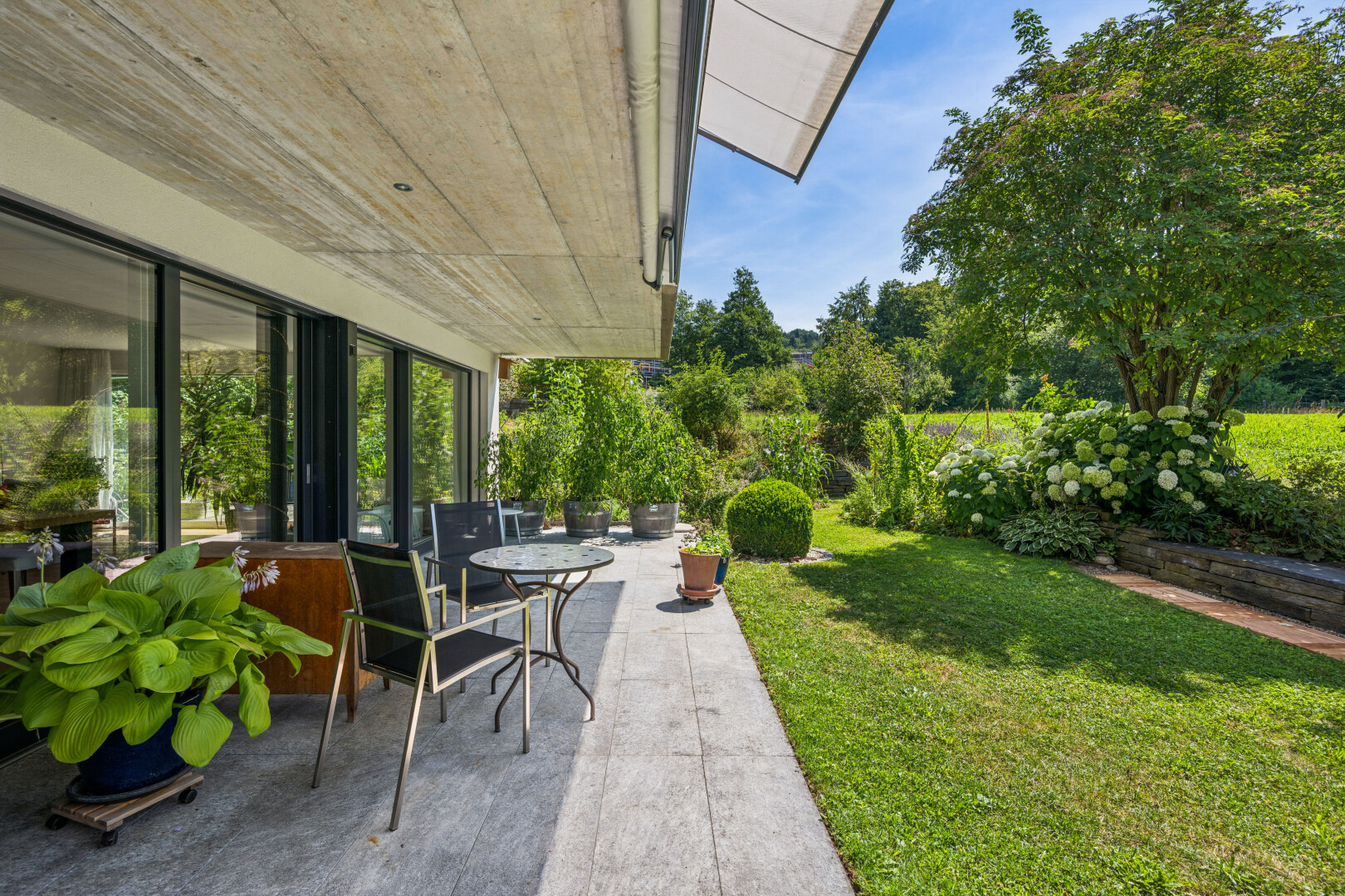 terrasse mit terrasse, rasen, from property, und day time
